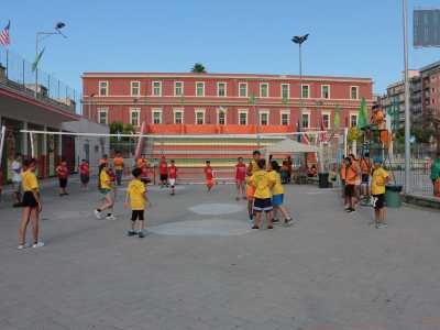 Quando entriamo nell�oratorio, sul quale si erge la rossa facciata della scuola San Giovanni Bosco-Melo da Bari, � in corso un torneo di pallavolo...
